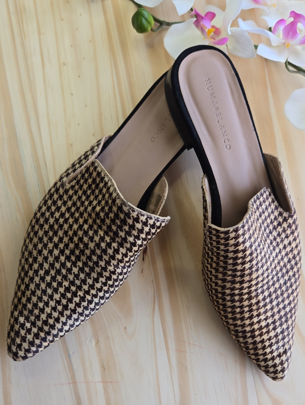 Human & Blanco Tan and Black Houndstooth Pointed Backless Mules